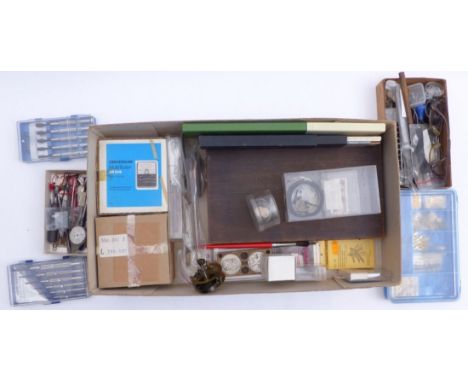   Großes Konvolut Ersatzteile und Werkzeug für Uhren  20. Jh.  U.a. Feinmechanikerlupe, Einpress-Garnitur, Pinzetten, Taschen