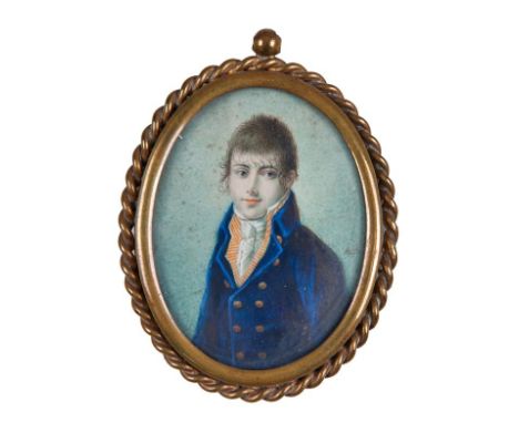   Portraitminiatur eines jungen Mannes  Um 1810  Hochovaler Bildausschnitt eines Herrn in blauem Mantel. Gouache/Elfenbein. R