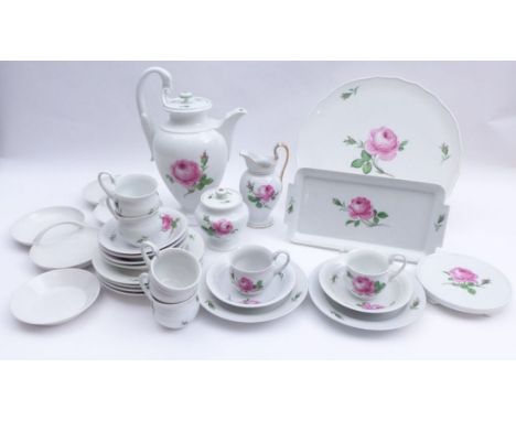   Kaffeeservice "Rote Rose"  Meissen, 20. Jh.  24 Teile, etrurische Form mit Schlangenhenkeln: Große Kaffeekanne (H. 31 cm), 