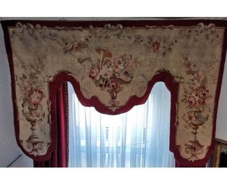   Roter Vorhang  A. 20. Jh.  Mit Gobelinvorsatz, Kordeln und Quasten. 323 x 161 cm.  Draperie, Gardine, Stoff        Red curt