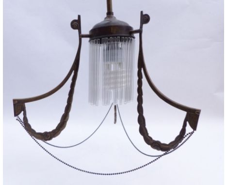   Jugendstil-Deckenlampe  Um 1920  An zentralem Stab drei mit Ketten verbundene Girlanden, mittig Behang mit Glasstäben.  Mes