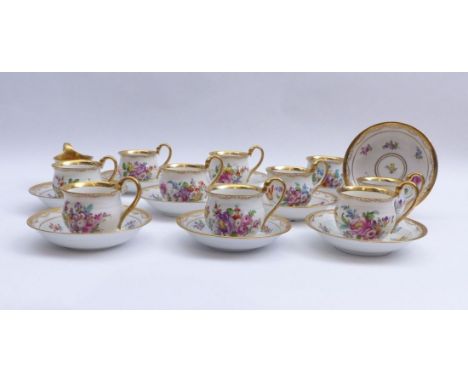   10 Tassen mit 10 Untertassen  Meissen, um 1900  "Etrurische Form": kugelbauchig mit Schlangenhenkel; farbig bemalt mit groß