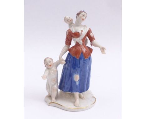   Bettlerin mit zwei Kindern  Nymphenburg, 20. Jh.  Entwurf Franz Anton Bustelli. Porzellan mit farbiger Bemalung. Pressmarke