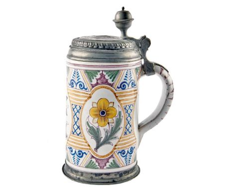   Walzenkrug mit Blumen  Wohl Magdeburg, 18. Jh.  In drei Vierpassreserven je eine stilisierte Blume. Weiß glasierte Fayence 