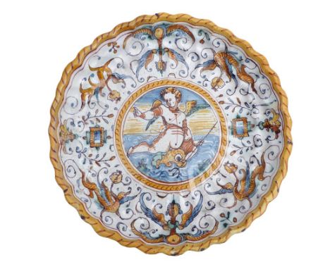   Crespina mit Cupido  Deruta, 17. Jh.  Gemodelte Schale mit einem auf Meerwesen reitendem und den Dreizack haltenden Cupido 
