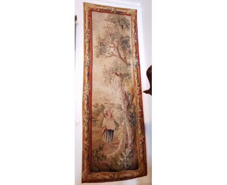  Tapisserie-Fragment  Frankreich, 18. Jh.  In Bordüre mit blütenumwundenem Stab Landschaftsausblick mit einer Bäuerin, einen