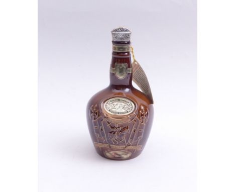   Eine Flasche  Scotch Whisky  Royal Salute 21 years old (in Tonflasche, versiegelt, brauner Samtbeutel).        One bottle  