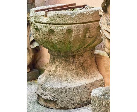   Kleines Brunnenbecken  Franken, 17./ 18. Jh.  Auf gekehltem Standfuß kanneliertes, halbrundes Wandbecken. Sandstein. 67 x 5