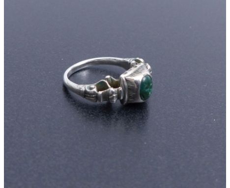   Jadering  19. Jh.  Gehöhte Schauseite, besetzt mit einem Jadecabochon. Silber. Ringgröße 52, 7 g.  Silberschmuck        Jad