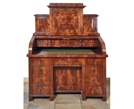   Biedermeier-Rollbureau  A. 19. Jh.  Unterbau mit zwei Schubladenreihen neben Kniehöhle mit Tür, lederbezogene, herausziehba