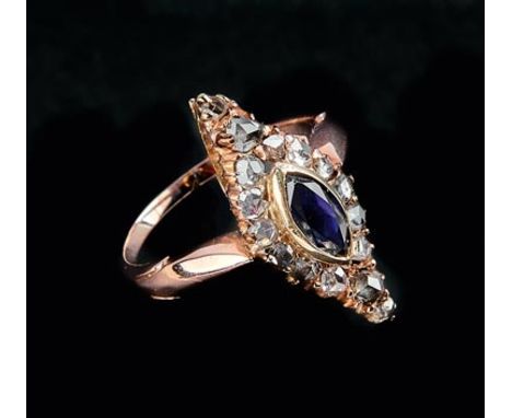   Saphir-Diamant-Ring  Um 1890  Navetteförmige Schauseite besetzt mit einem Saphir von ca. 0,30 ct, umgeben von 16  Diamantro