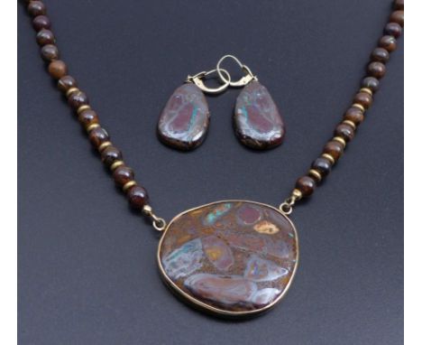   Boulder-Opal Set  E. 20. Jh.  Bestehend aus einem Paar Ohrhängern (ca. 2,5 x 1,6 cm) sowie Collier mit polierten Kugeln  (Ø