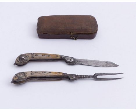   Reisebesteck im Etui  18. Jh.  Ausklappbares Messer und dreizinkige Gabel, Griffschalen aus Bein mit kleinen  Applikationen