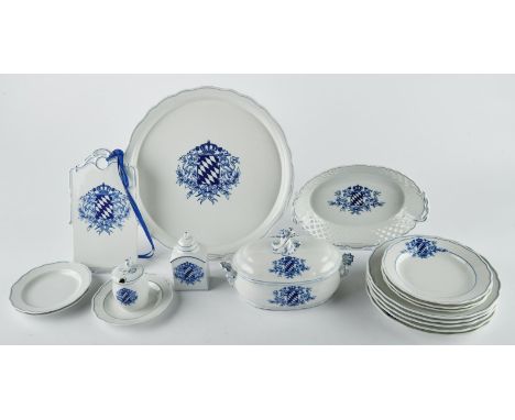   Weißwurst-Service  Meissen, 20. Jh.  Blaudekor mit von Löwen gehaltenem, bayerischem Wappen. Ovale Deckelterrine (L. 27 cm)