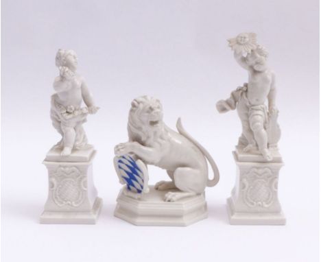   Bayerischer Löwe mit zwei Putten  Nymphenburg, 20. Jh.  Löwe mit Wappen (H. 12 cm; Modellnummer 2101), Putto mit Sonne als 
