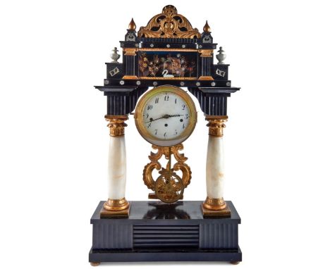   Große Biedermeier-Portaluhr  Süddeutschland, 1. H. 19. Jh.  Auf rechteckigem Podest das von zwei Alabastersäulen getragene,