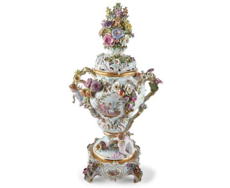   Prunkvolle Potpourri-Vase auf Sockel  Meissen, E. 19. Jh.  Modell von Johann Joachim Kändler um 1760. Vierpassiger Sockel, 