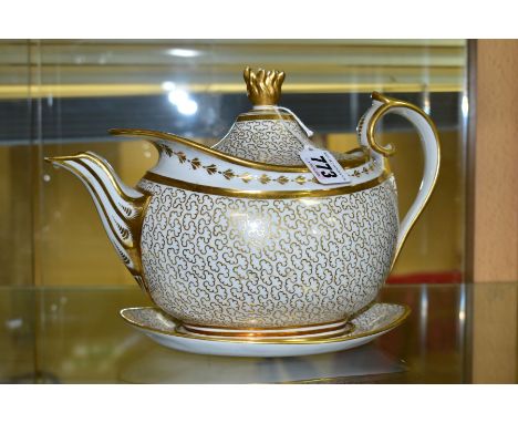 AN EARLY 19TH CENTURY BARR FLIGHT &amp; BARR OVAL TEAPOT AND COVER WITH MATCHING STAND, the cover with gilt crown/flame finia