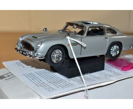 A BOXED DANBURY MINT JAMES BOND 007 ASTON MARTIN DB5, 1/24 scale, complete with certificate of Authenticity No B4545 and inst