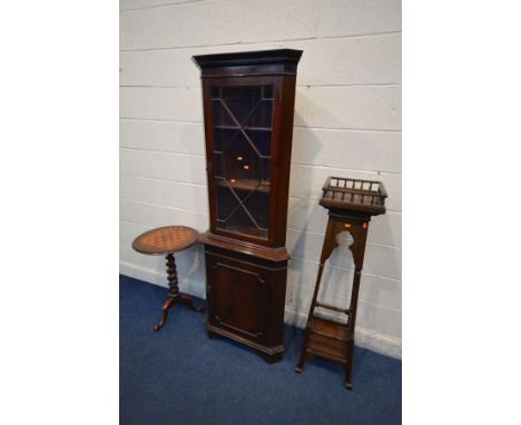 AN EDWARDIAN MAHOGANY TORCHERE STAND, with a spindled gallery top, shaped apron above cylindrical supports, turned box stretc