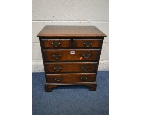 A SMALL OAK REPRODUCTION GEORGIAN STYLE CHEST OF TWO SHORT OVER THREE LONG DRAWERS, with brass back plate and drop handles on