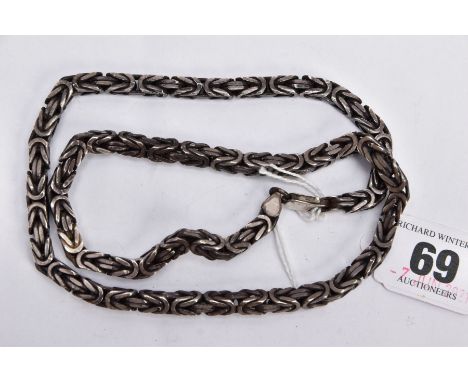 A HEAVY WHITE METAL BYZANTINE CHAIN, fitted with a lobster claw clasp, length 560mm, approximate gross weight 100 grams (Cond