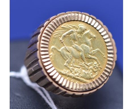 A George V gold sovereign, 1926, in 9ct. yellow gold ring mount, ring size R, 15.5grms.