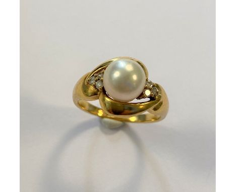 the central 7.7mm cultured pearl flanked by three claw set round brilliant cut diamonds either side in a cross over style mou