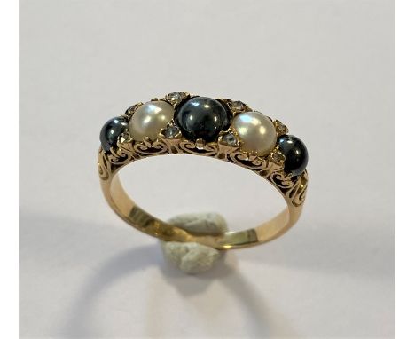 carved half hoop style with a central black 4.8mm pearl flanked by two white 4.5mm pearls and two further 4mm black pearls wi