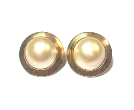 each with a 16mm pearl, rubover set within a plain disc border, overall diameter 2.2cm, peg and clip fittings, unhallmarked y