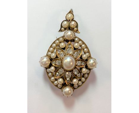 the central section comprising an oval pearl, 7.2 x 6.2mm surrounded by eight petals each set with one old and one rose cut d