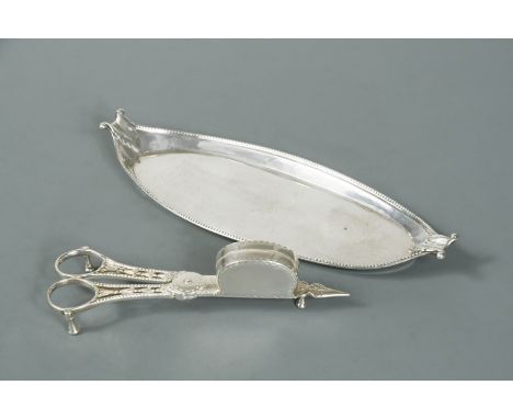 the snuffer possibly by John Buckett, London 1782, with pierced and beaded edged handles and simple ring terminals, the box s