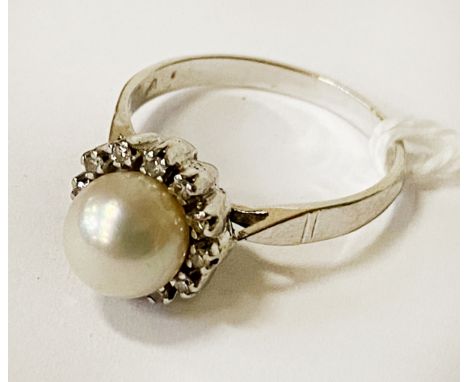 9 CARAT WHITE GOLD DIAMOND &amp; PEARL RING - SIZE M