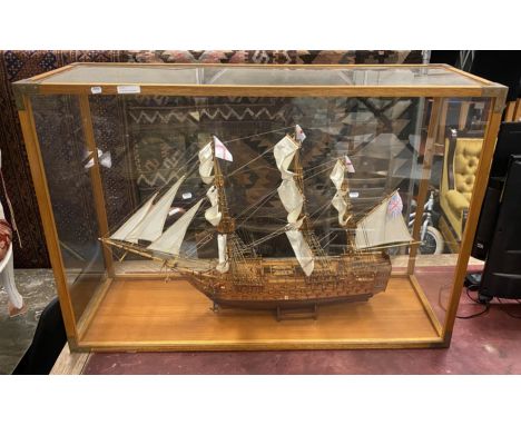 H M VICTORY IN GLASS CASE - 121 X 41 X 83
