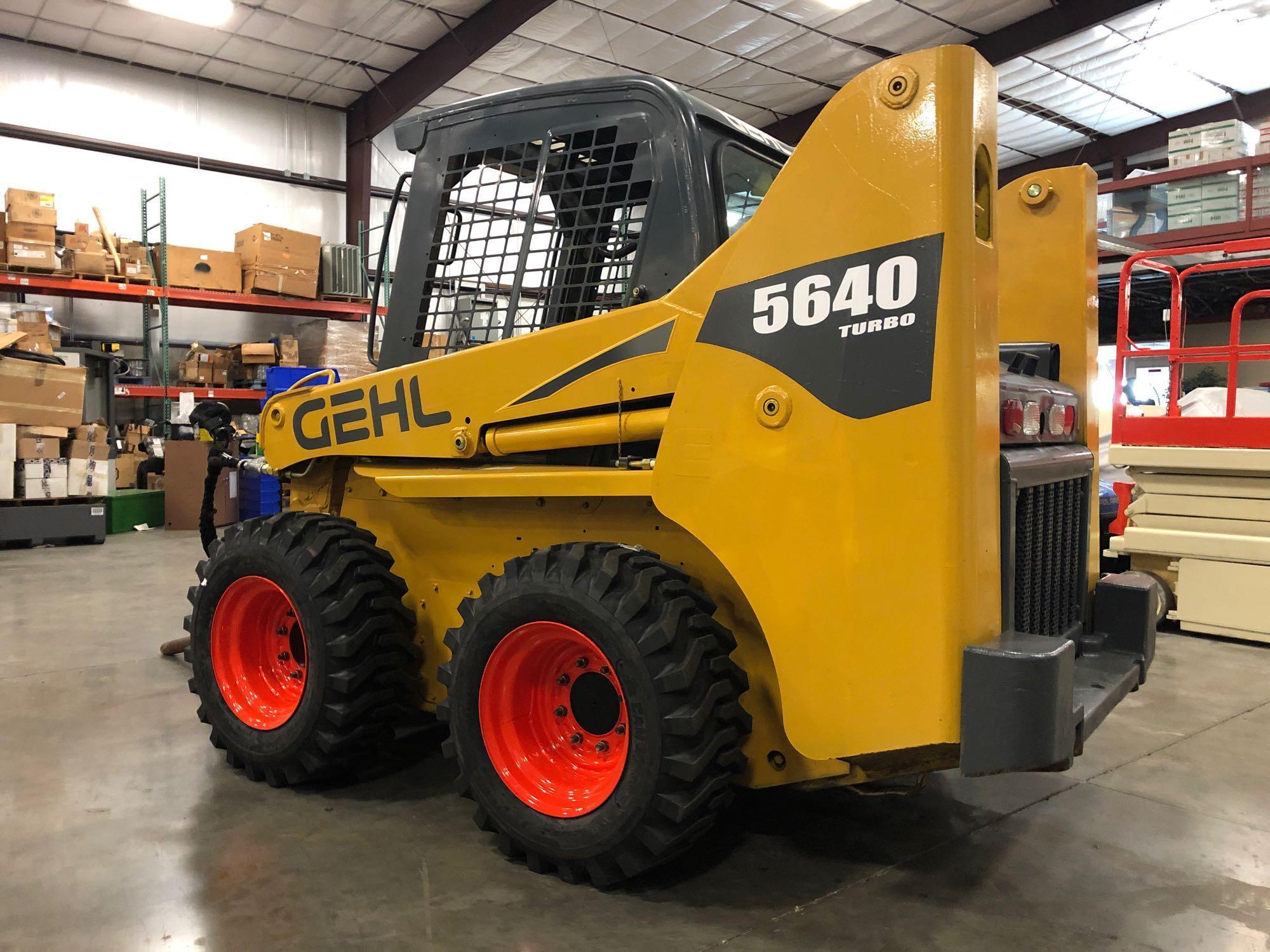 GEHL 5640 TURBO SKID STEER W/ HAMMER ATTACHMENT, 82 HP (61KW), NEW RIMS