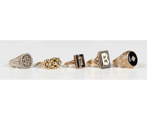 A 9ct gold, black onyx and colourless gem set ring, decorated with scroll engraved shoulders, London 1967, ring size approx Q
