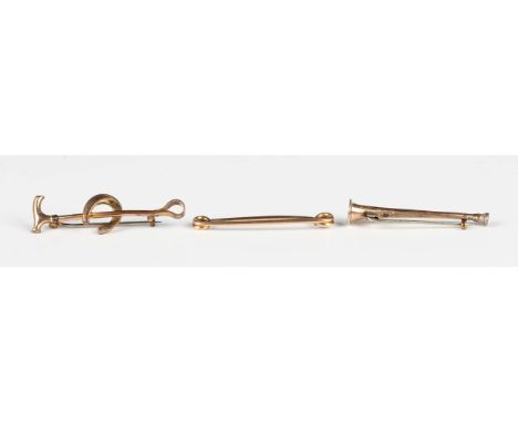 A gold brooch, designed as a hunting horn, detailed '9ct', weight 1.3g, a gold safety pin brooch, detailed '15c', weight 2.2g