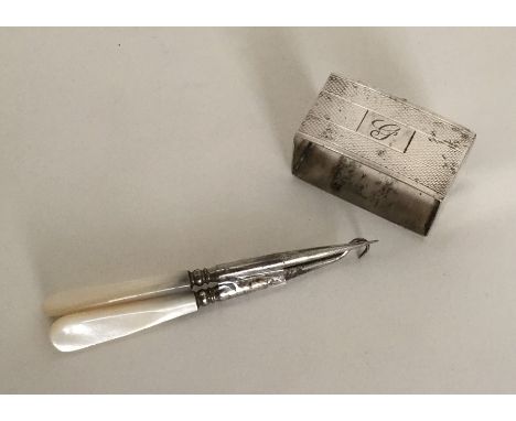 An Art Deco silver napkin ring of engine turned design, together with a button hook. Approx. 43 grams. Est. £15 - £20.