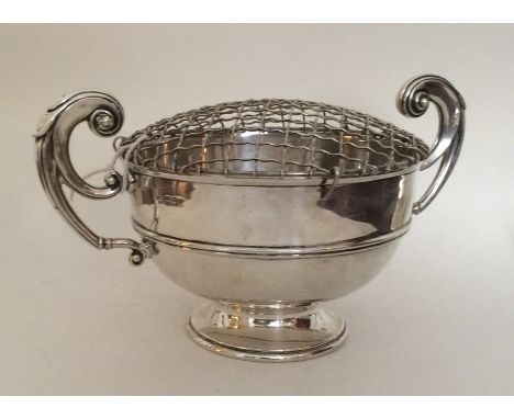 A good two handled silver rose bowl / trophy cup. London. Approx. 532 grams. Est. £150 - £200.