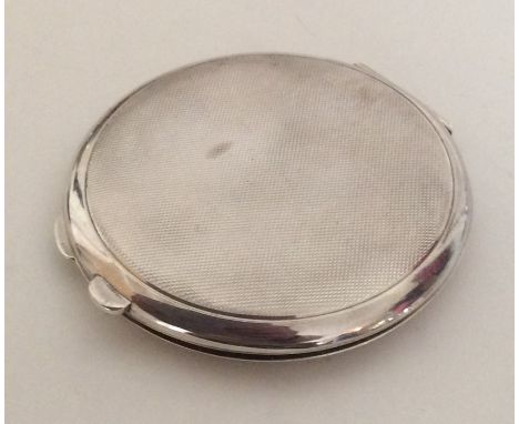 A good quality silver compact of engine turned design. Birmingham 1971. Approx. 125 grams. Est. £60 - £80.