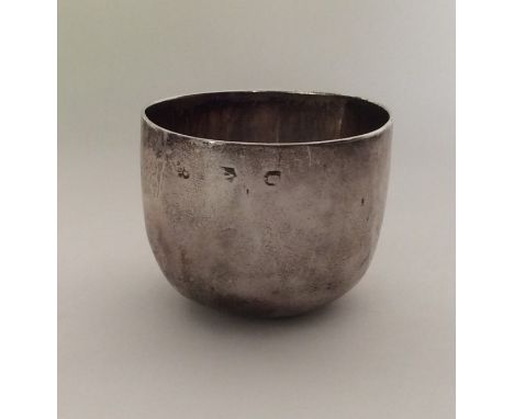 An 18th Century silver tumbler cup of plain form. London 1735. Approx. 146 grams. Est. £250 - £300.