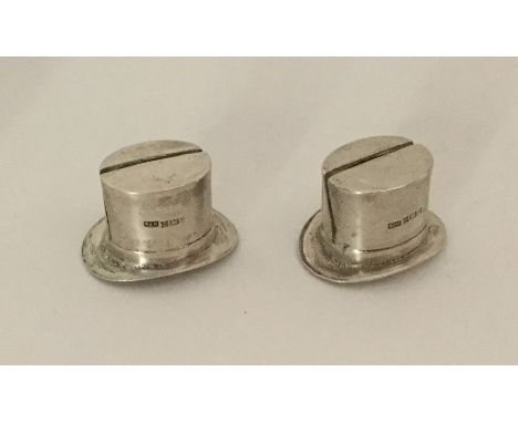 A pair of unusual silver menu holders in the form of top hats. Birmingham. Approx. 26 grams. Est. £30 - £50.