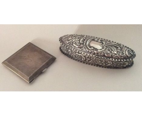 A stylish silver compact together with a chased oval box. Approx. 158 grams. Est. £30 - £40.