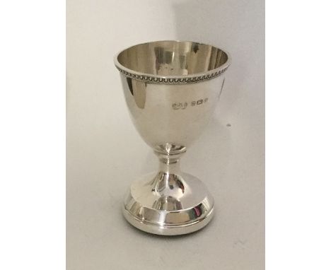 An Edwardian silver egg cup. Birmingham 1933. Approx. 48 grams. Est. £20 - £30.