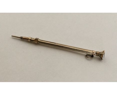 A small gold and engine turned extending pencil. Approx. 3.2 grams. Est. £65 - £75.