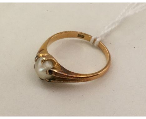 An 18 carat gold single stone pearl ring. Approx. 3.6 grams. Est. £30 - £50.