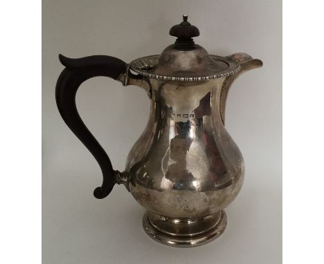 A silver hot water jug with reeded border. Birmingham. By WH. Approx. 499 grams. Est. £150 - £200.