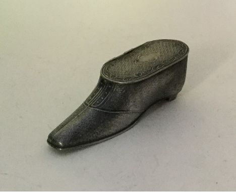 An unusual pewter snuff box in the form of a shoe with hinged lid. Est. £10 - £20.