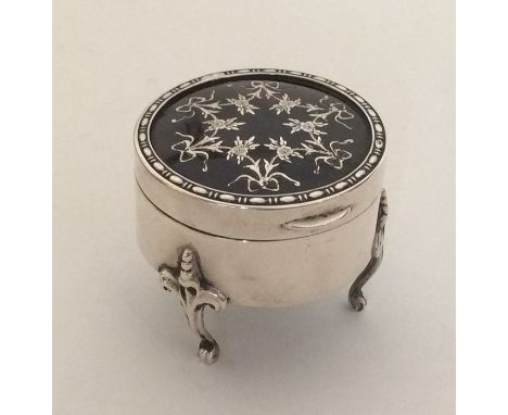 A good quality tortoiseshell and silver hinged top ring box on reeded supports. Birmingham 1912. Approx. 76 grams. Est. £120 