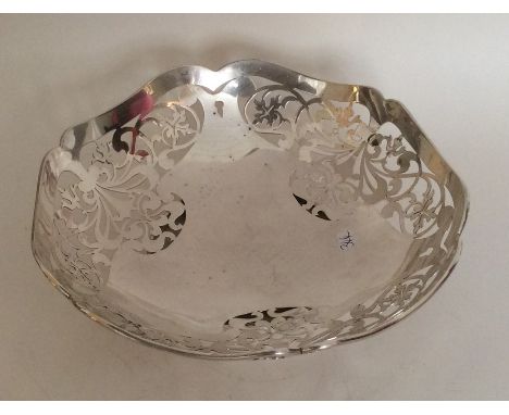 A stylish silver pierced dish with shaped edge. Sheffield. By DE. Approx. 320 grams. Est. £150 - £200.